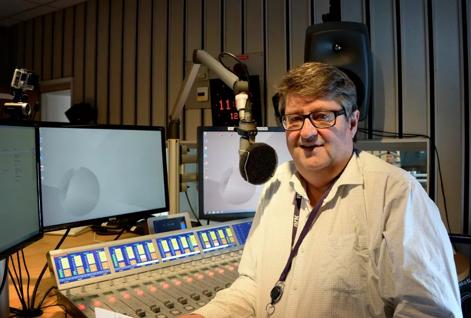 Programleder Viggo Valle i Påskelabyrinten fenger fortsatt lytterne, mener NRK.