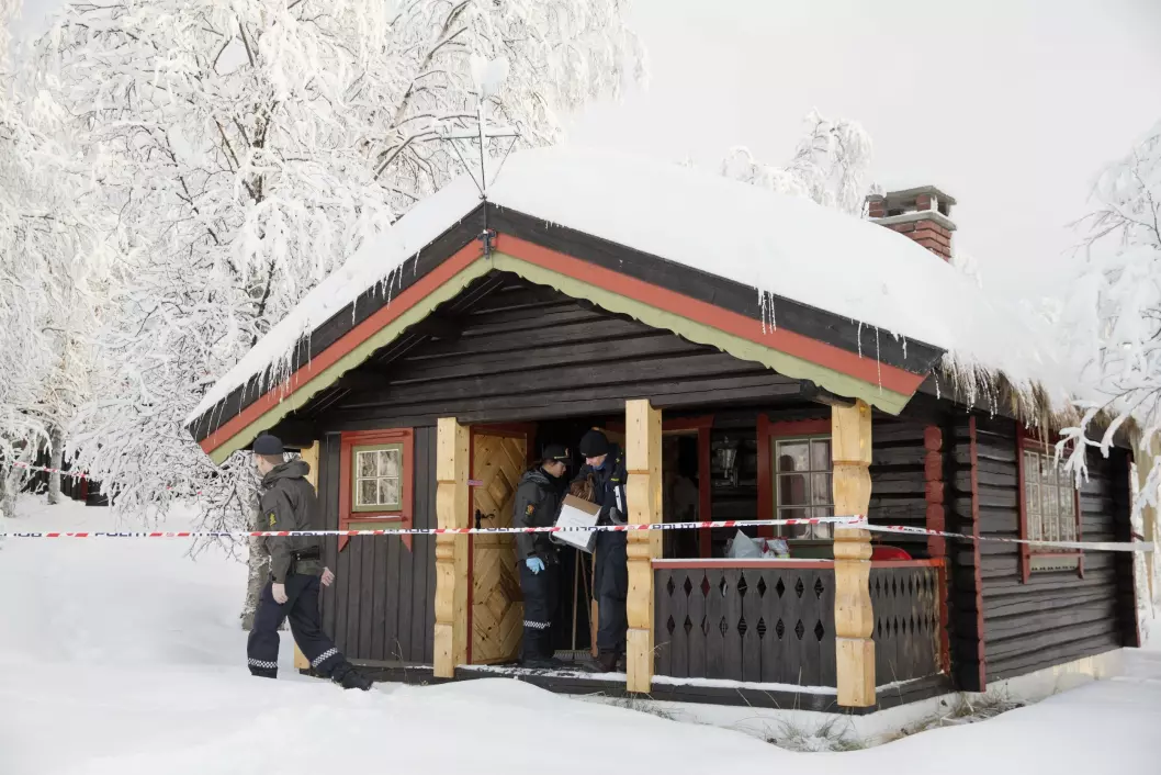 Politiets teknikere arbeider ved hytta der en 13 år gammel jente ble funnet død på Beitostølen nyttårsaften.