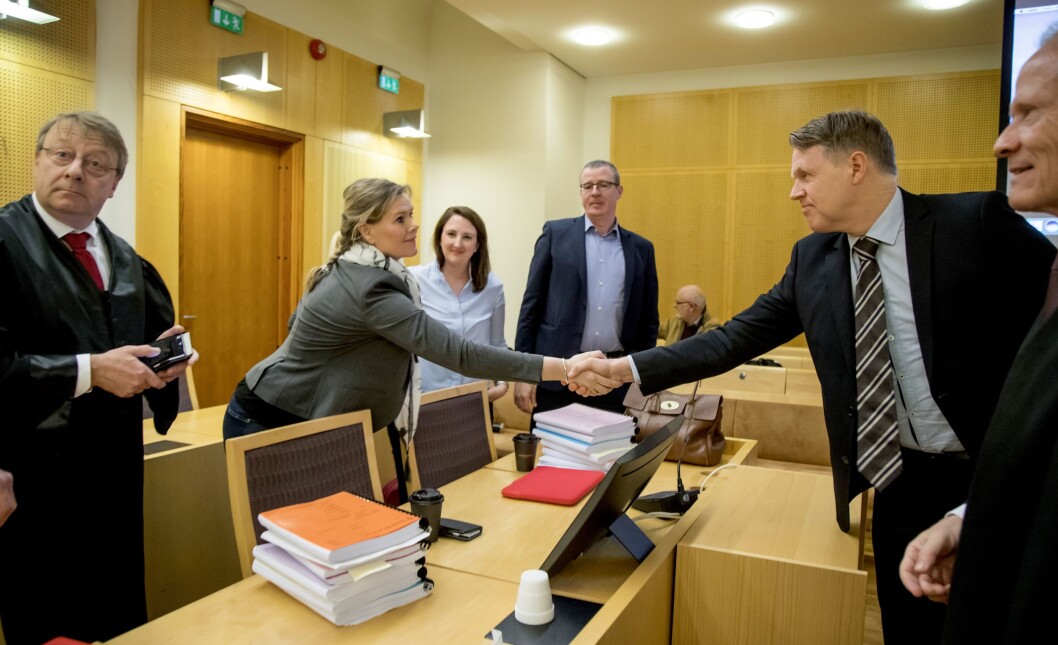 Hjernekirurg Per Kristian Eide hilser på TV 2-journalistene Sophie Lund Aaserud og Hanne Taalesen i Oslo tingrett mandag. Bak står redaksjonssjef i TV 2 Niklas Lysvåg. Advokat Vidar strømme til venstre og Eides advokat Per Danielsen til høyre. Hjernekirurg Per Kristian Eide hilser på TV 2-journalistene Sophie Lund Aaserud og Hanne Taalesen i Oslo tingrett mandag. Bak står redaksjonssjef i TV 2 Niklas Lysvåg. Advokat Vidar strømme til venstre og Eides advokat Per Danielsen til høyre.