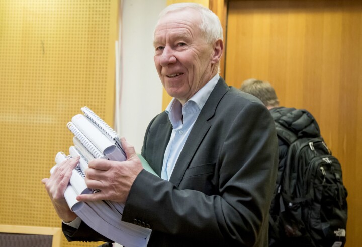 Tidligere TV 2-sjef Alf Hildrum i Oslo tingrett mandag med en omfattende dokumentmengde.