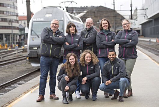 "Sommertoget" presenterer nå sine åtte programledere, som hver får en uke ombord skinnelangs gjennom 17 fylker og 118 kommuner: Martin Steinholt, Henriette Louise Krogness, Tom Erik Sørensen, Helle Therese Kongsrud, Rebecca Nedregotten Strand, Chetan Rastogi, Lise Andreassen Hagir og Lotte Olsen. "Sommertoget" presenterer nå sine åtte programledere, som hver får en uke ombord skinnelangs gjennom 17 fylker og 118 kommuner: Martin Steinholt, Henriette Louise Krogness, Tom Erik Sørensen, Helle Therese Kongsrud, Rebecca Nedregotten Strand, Chetan Rastogi, Lise Andreassen Hagir og Lotte Olsen.