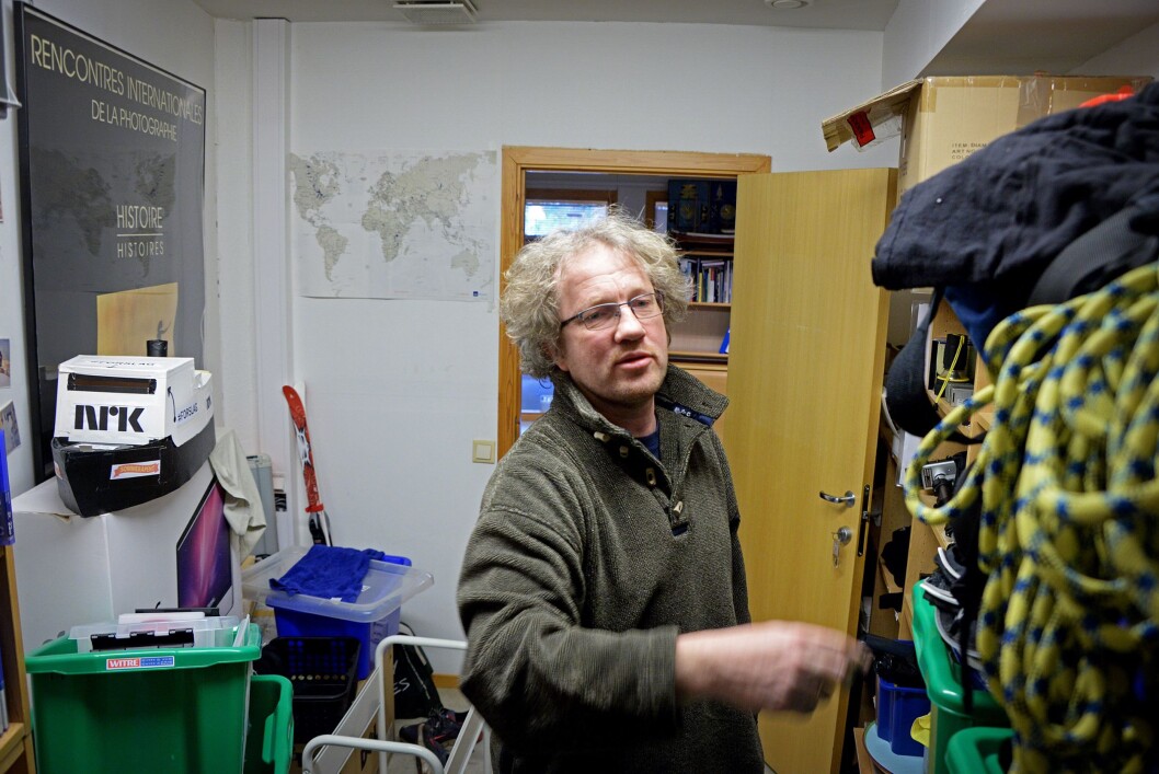 Thomas Hellums eget rekvisittlager består av alt fra en lekebåt til tau, kart og andre ting han har bruk for på sine reiser. Thomas Hellums eget rekvisittlager består av alt fra en lekebåt til tau, kart og andre ting han har bruk for på sine reiser.