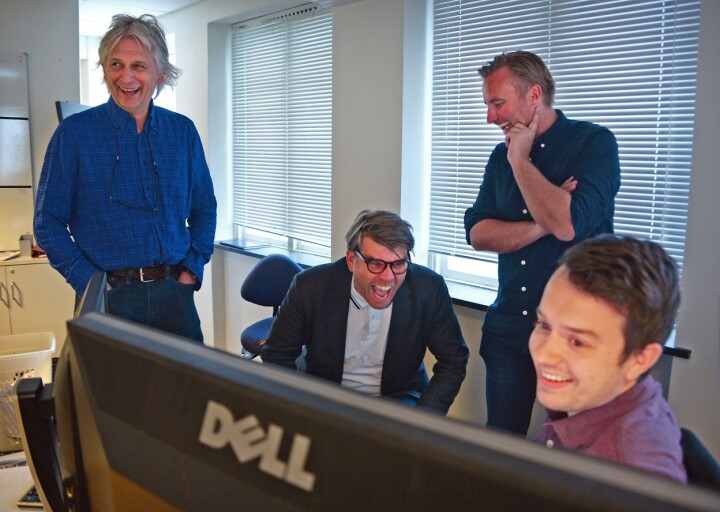 GOD STEMNING PÅ GULVET: Redaksjonssjef Kjell Eirik Mikkelsen, sjefredaktør Sigvald Sveinbjørnsson og nyhetsredaktør Rune Eriksen jubler fra redaksjonslokalet.