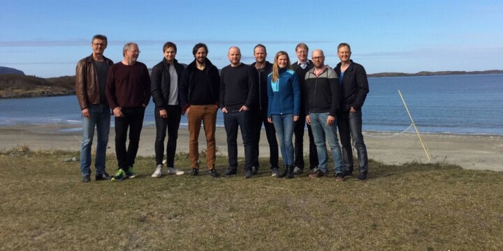UT MOT HAVET: Deltagerne i Midt-Norsk Redaktørprogram samlet seg diskusjon om undersøkende journalistikk i lokale medier ved Hosenstranda på Stokkøya. F.v. Tore Oksholen,Universitetsavisa, programsjef Arne Blix, Alexander Killingberg, Fosna-Folket, Stian Wallum, Adresseavisen, Finn Egil Johansen, Adresseavisen, Erlend Hansen Juvik, Adresseavisen, Heidi Kultorp, Adresseavisen, Jonathan Falck, tidl. sjefredaktør i Göteborgsposten, Lars Østraat, Trønderbladet, Bjørn Lie Rønningen, Hitra-Frøya.