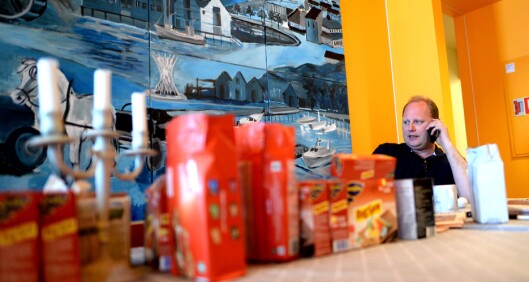 Redaktør Bruvik får nok en telefon. Mens vi sitter på pauserommet hvor det drikkes kaffe og spises knekkebrød. Redaktør Bruvik får nok en telefon. Mens vi sitter på pauserommet hvor det drikkes kaffe og spises knekkebrød.