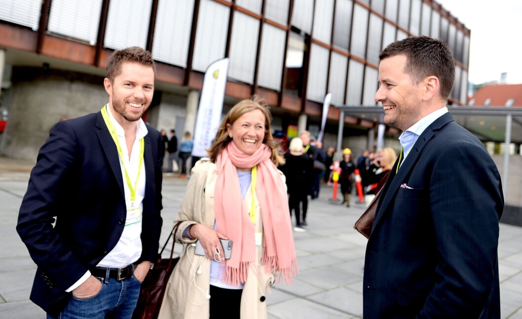 Smiler for fortsatt abonnementsvekst: Kommersiell direktør Tor Jacobsen, COO Siv Juvik Tveitnes i Schibsted Norge og sjefredaktør Øyulf Hjertenes i Bergens Tidende. Her utenfor Grieghallen i Bergen under Nordiske Mediedager denne uken. Smiler for fortsatt abonnementsvekst: Kommersiell direktør Tor Jacobsen, COO Siv Juvik Tveitnes i Schibsted Norge og sjefredaktør Øyulf Hjertenes i Bergens Tidende. Her utenfor Grieghallen i Bergen under Nordiske Mediedager denne uken.