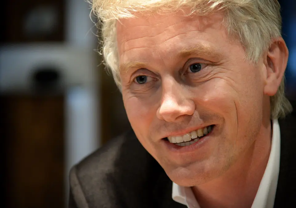 - Gullalderen er over, erkjenner TV 2-sjef Olav Sandnes. Slik skal de likevel bite fra seg framover
