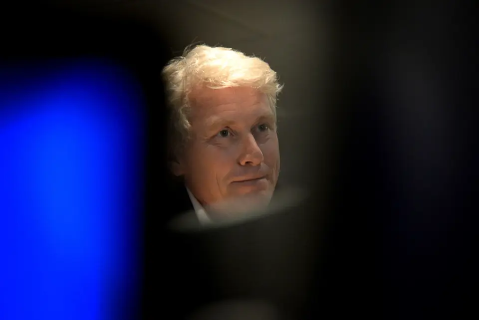 - Gullalderen er over, erkjenner TV 2-sjef Olav Sandnes. Slik skal de likevel bite fra seg framover