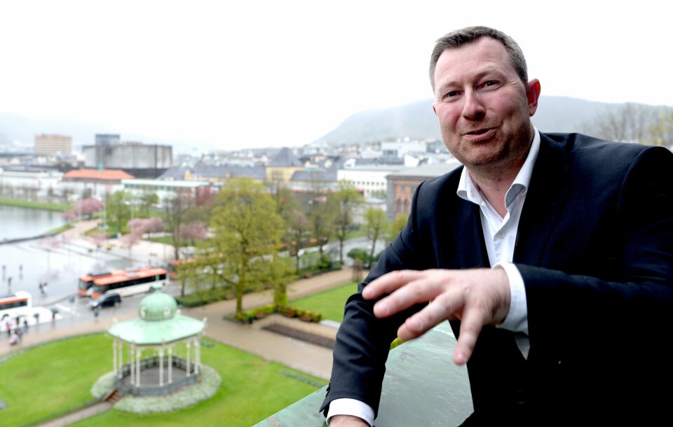 Anders Nyland, tidligere redaktør og nå seniorrådgiver i Geelmuyden Kiese. I bakgrunnen: Bergen, Grieghallen og lengst til venstre konturene av den kommende Media City Bergen.