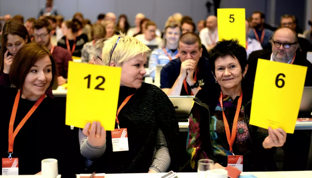 Britt-Ellen Negård (t.h) er styrerepresentant i Amedia. Her avbildet under NJs landsmøte i 2015.