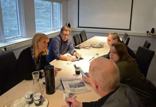 Samlet troppene for nullmoms ved en tidligere anledning: Administrerende direktør Randi S. Øgrey i MBL, rådgiver Trond Idås i NJ, adm. dir Per Brikt Olsen i Fagpressen, leder Hege Iren Frantzen i Norsk Journalistlag og leder Arne Jensen i Norsk Redaktørforening. Samlet troppene for nullmoms ved en tidligere anledning: Administrerende direktør Randi S. Øgrey i MBL, rådgiver Trond Idås i NJ, adm. dir Per Brikt Olsen i Fagpressen, leder Hege Iren Frantzen i Norsk Journalistlag og leder Arne Jensen i Norsk Redaktørforening.