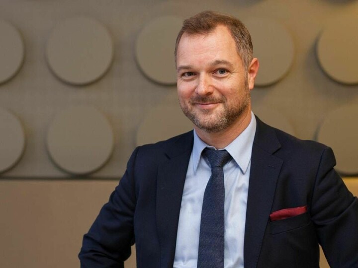 Kjell Frostrud Johnsen (48) er ansatt som ny administrerende direktør i Romerikes Blad og regiondirektør for Amedia Romerike/Innlandet