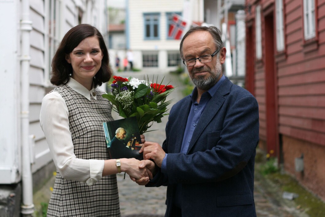 Kristine Ullaland får stipend fra Noregs Mållag ved leder Magne Aasbrenn. Kristine Ullaland får stipend fra Noregs Mållag ved leder Magne Aasbrenn.
