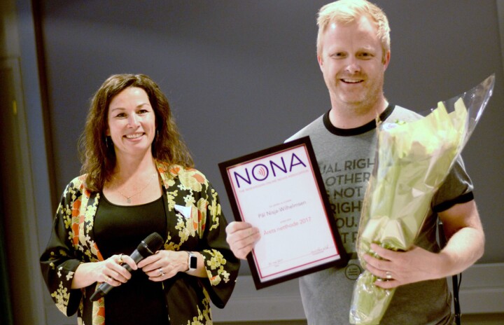 Pål Nisja-Wilhelmsen ble hedret med pris på tirsdagens NONA-konferanse. Til venstre nyvalgt styreleder Monica Lid.