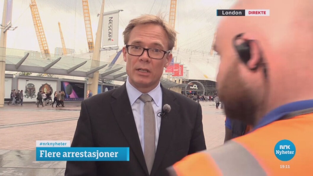 NRK-reporter Espen Aas blir avbrutt på direkten i Dagsrevyen. NRK-reporter Espen Aas blir avbrutt på direkten i Dagsrevyen.