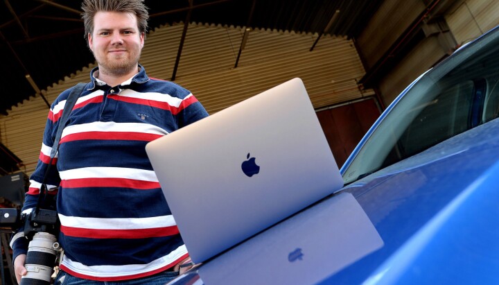 Kamera, Mac og kanskje en bil: Det er alt Simen Næss Hagen (26) trenger for å drive nettavisen parcferme.no.