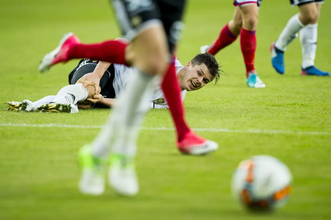 Vålerenga - Rosenborg 1-1.Pål André Helland ligger nede under eliteseriekampen i fotball mellom Vålerenga og Rosenborg på Ullevaal stadion. Vålerenga - Rosenborg 1-1.Pål André Helland ligger nede under eliteseriekampen i fotball mellom Vålerenga og Rosenborg på Ullevaal stadion.