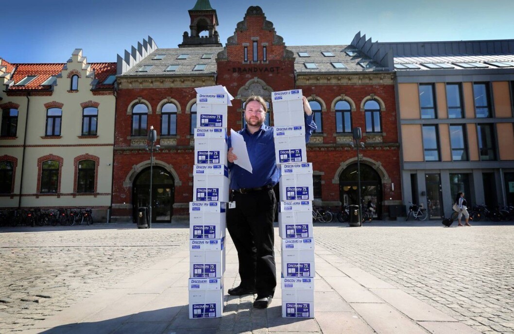 Journalist Tarjei Leer-Salvesen foran Kristiansand rådhus med papir som tilsvarer postlistene for kommunen - kun én årgang. Arkivfoto Journalist Tarjei Leer-Salvesen foran Kristiansand rådhus med papir som tilsvarer postlistene for kommunen - kun én årgang. Arkivfoto