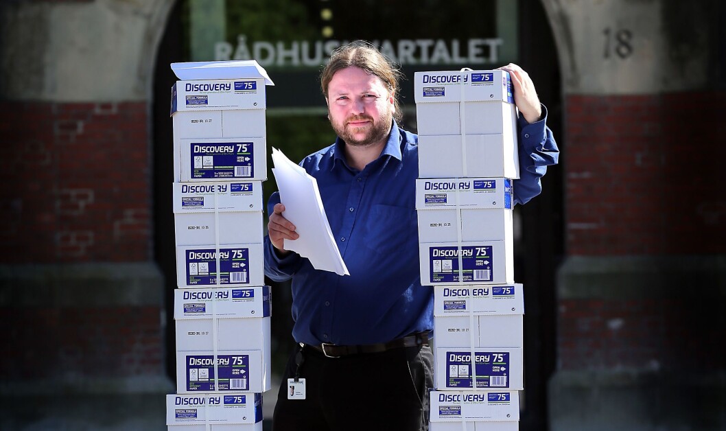 Journalist Tarjei Leer salvesen i Fædrelandsvennen driver Innsyn.no. Bildet viser papirmengden når man vil lese en årgang av Kristiansand kommunes postjournal. Foto: Kjartan Bjelland, Fædrelandsvennen Journalist Tarjei Leer salvesen i Fædrelandsvennen driver Innsyn.no. Bildet viser papirmengden når man vil lese en årgang av Kristiansand kommunes postjournal. Foto: Kjartan Bjelland, Fædrelandsvennen