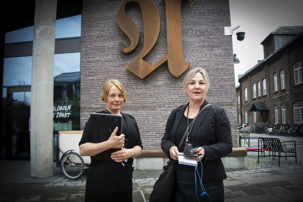 Journalistene Aagot Opheim og Grete Holstad i Adresseavisen utenfor avisens lokaler i Trondheim.