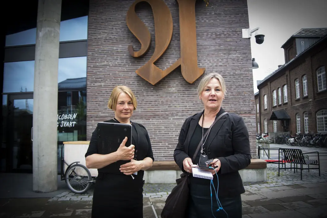 Journalistene Aagot Opheim og Grete Holstad i Adresseavisen utenfor avisens lokaler i Trondheim. Journalistene Aagot Opheim og Grete Holstad i Adresseavisen utenfor avisens lokaler i Trondheim.