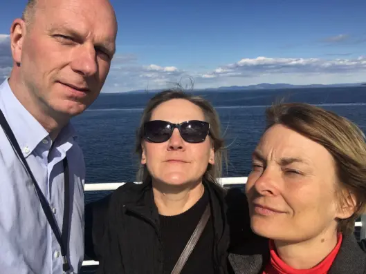 Adresseavisens Åfjord-utsendte. Fra venstre: Fotograf Rune Petter Ness og journalistene Grete Holstad og Aagot Opheim. Adresseavisens Åfjord-utsendte. Fra venstre: Fotograf Rune Petter Ness og journalistene Grete Holstad og Aagot Opheim.