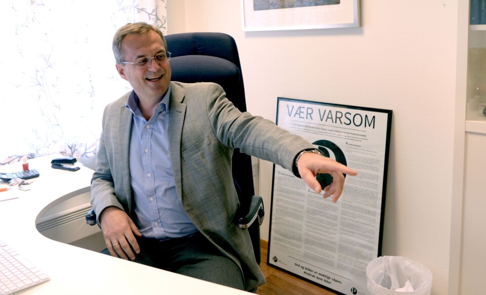 Den nye fagpressesjefen Per Brikt Olsen har ikke fått Vær varsom-plakaten på veggen riktig ennå. Men han har ikke tatt den ned heller, understreker han: - Før stod den gjemt der borte! Den nye fagpressesjefen Per Brikt Olsen har ikke fått Vær varsom-plakaten på veggen riktig ennå. Men han har ikke tatt den ned heller, understreker han: - Før stod den gjemt der borte!