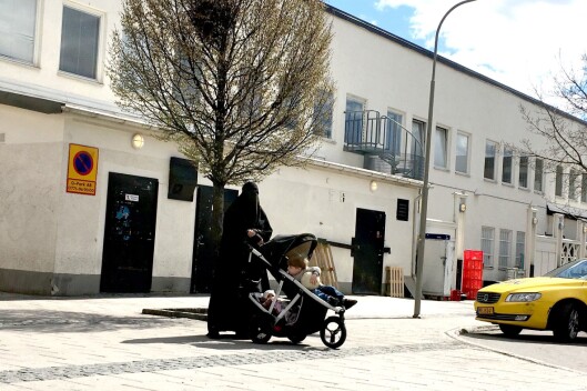 DEKKET FRA TOPP TIL TÅ: Kvinner kledd i nikab er et vanlig syn i Rinkeby. DEKKET FRA TOPP TIL TÅ: Kvinner kledd i nikab er et vanlig syn i Rinkeby.