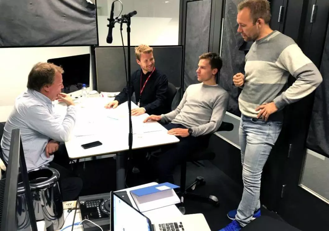 Innspilling av «hørespillet»: Morten Stokstad, Fredrik Solbu Jullumstrø og Atle Jørstad. Produsent Roy Furuhaug står.