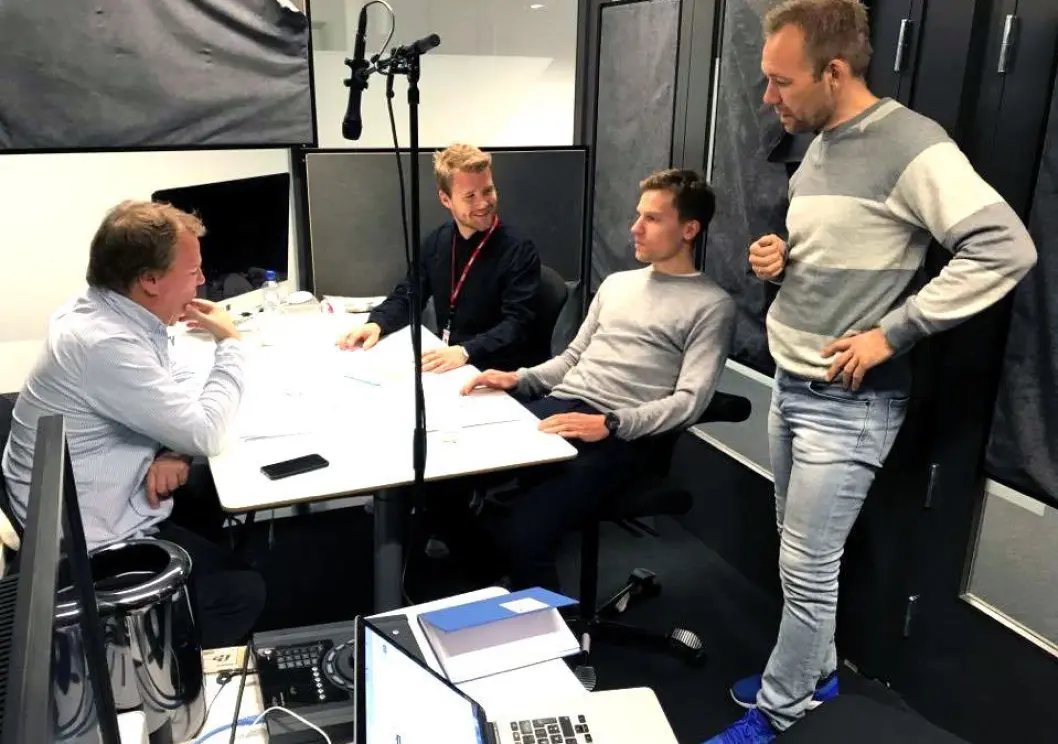 Innspilling av «hørespillet»: Morten Stokstad, Fredrik Solbu Jullumstrø og Atle Jørstad. Produsent Roy Furuhaug står. Innspilling av «hørespillet»: Morten Stokstad, Fredrik Solbu Jullumstrø og Atle Jørstad. Produsent Roy Furuhaug står.
