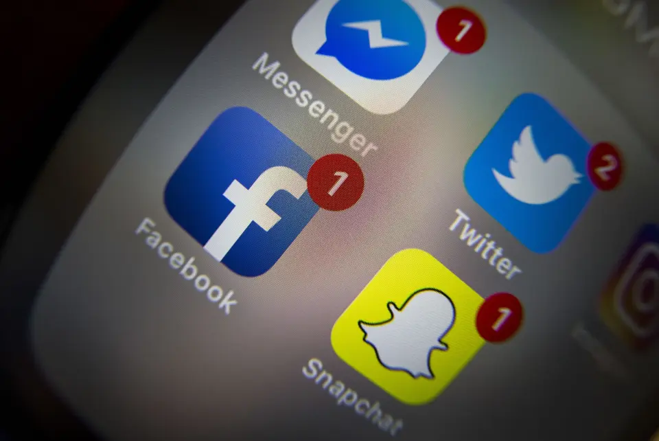 Mens Facebook fortsatt vokser, er det tyngre for de sosiale mediene Snapchat og Twitter. Mens Facebook fortsatt vokser, er det tyngre for de sosiale mediene Snapchat og Twitter.
