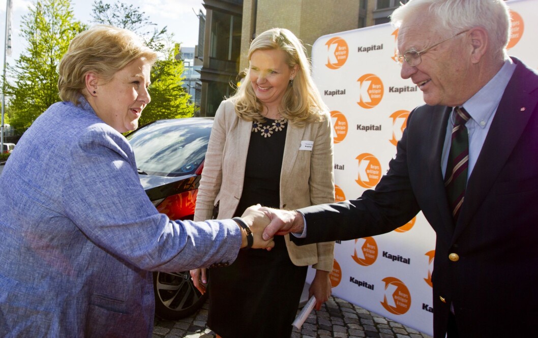 2014: Statsminister Erna Solberg ønskes velkommen av Kapital-redaktør Vibeke Holth og Trygve Hegnar på kåringen for tre år siden. Topper Erna i år også? 2014: Statsminister Erna Solberg ønskes velkommen av Kapital-redaktør Vibeke Holth og Trygve Hegnar på kåringen for tre år siden. Topper Erna i år også?
