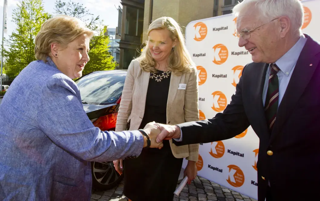 2014: Statsminister Erna Solberg ønskes velkommen av Kapital-redaktør Vibeke Holth og Trygve Hegnar på kåringen for tre år siden. Topper Erna i år også? 2014: Statsminister Erna Solberg ønskes velkommen av Kapital-redaktør Vibeke Holth og Trygve Hegnar på kåringen for tre år siden. Topper Erna i år også?