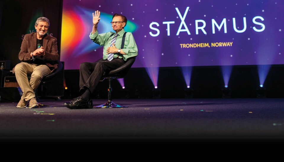Larry King på scenen sammen med initiativtaker og leder av Starmus, Garik Israelian.