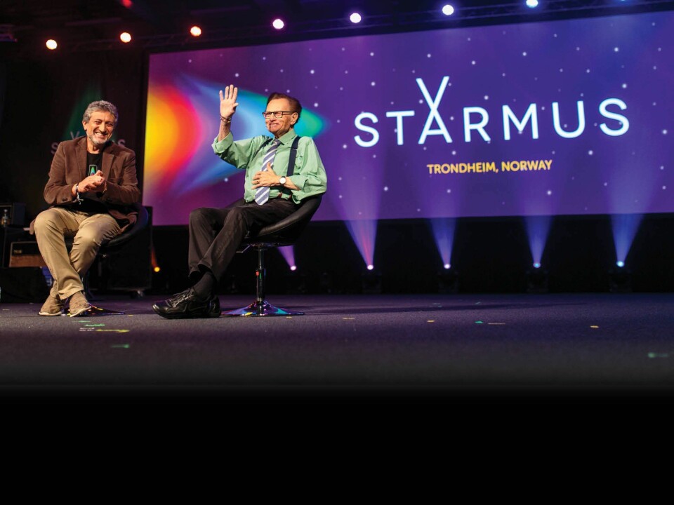 Larry King på scenen sammen med initiativtaker og leder av Starmus, Garik Israelian.