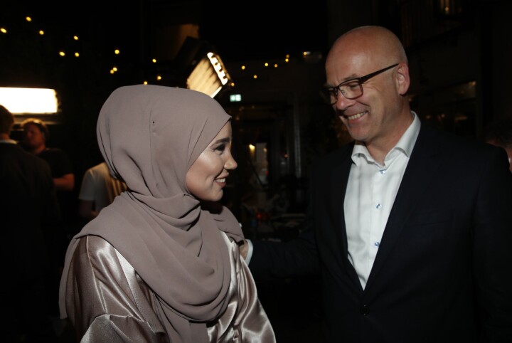 NRK-sjef Thor Gjermund Eriksen, her i møte med SKAM-skuespiller Iman Meskini før sommeren.