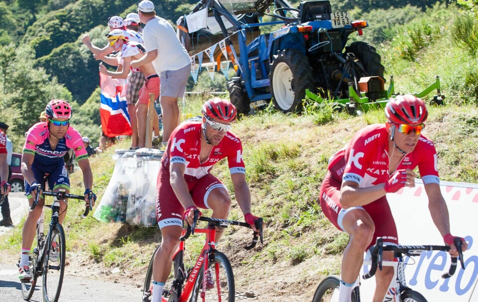Katjusjas Alexander Kristoff (t.h.) på toppen av den siste kategoriserte stigningen på femte etappe av Tour de France 2016. Etappen gikk fra Limoges til Le Lioran.