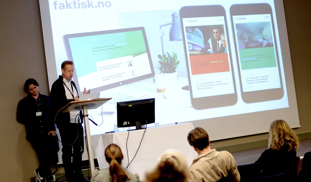 Redaktør Kristoffer Egeberg i Faktisk.no presenterte hva faktatjenesten skulle være under SKUP. Redaktør Kristoffer Egeberg i Faktisk.no presenterte hva faktatjenesten skulle være under SKUP.