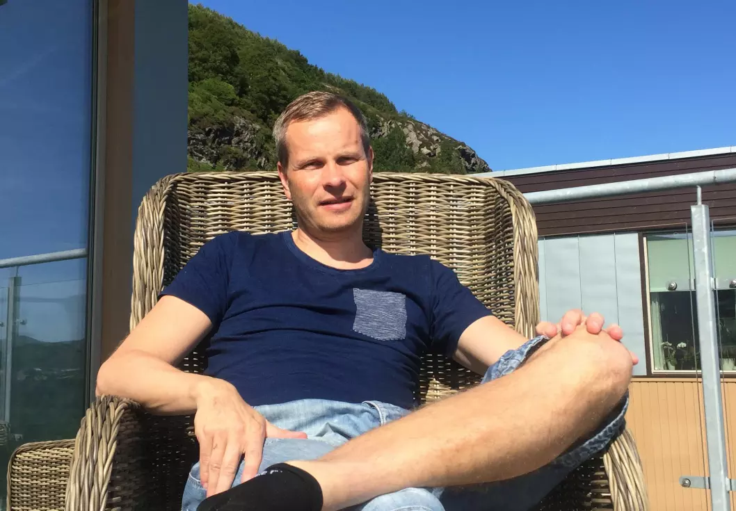 Trond Olav Skrunes på sommerferie - her hjemme hos mor i Tysvær. Den blå himmelen i bakgrunnen er ikke fake news.