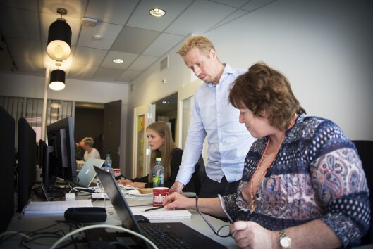 Redaktør Kristoffer Egeberg og journalist Signe Karin Hotvedt går gjennom deler av en faktasjekk. I bakgrunnen: Mina Liavik Karlsen og Silje S. Skiphamn. Redaktør Kristoffer Egeberg og journalist Signe Karin Hotvedt går gjennom deler av en faktasjekk. I bakgrunnen: Mina Liavik Karlsen og Silje S. Skiphamn.