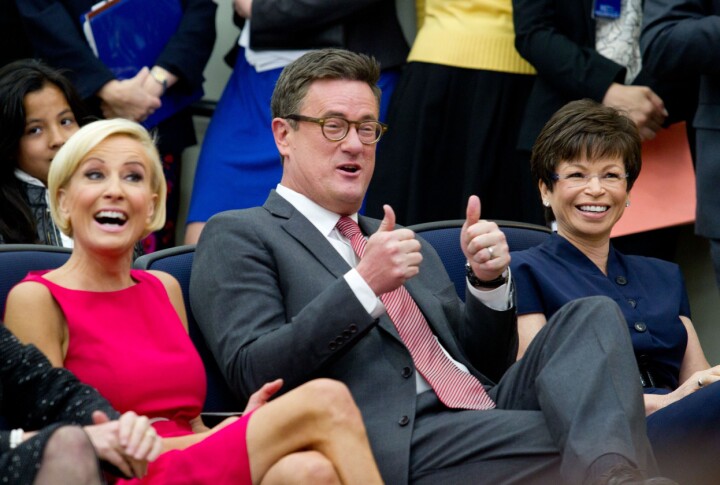 Mika Brzezinski i rødt og Joe Scarborough i dress under et arrangement i 2012.
