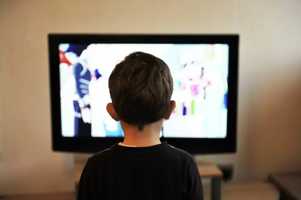Strømming har overtatt for tradisjonell TV de siste årene, men under koronakrisen har lineær TV-seingen økt med 4,9 prosent i mars. Annonsetallene på skjerm går motsatt vei.