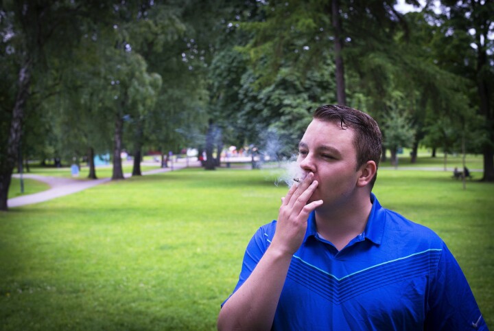 Espen Teigen tar en røyk i parken i Oslo mens han snakker om at mediene har sviktet folket.