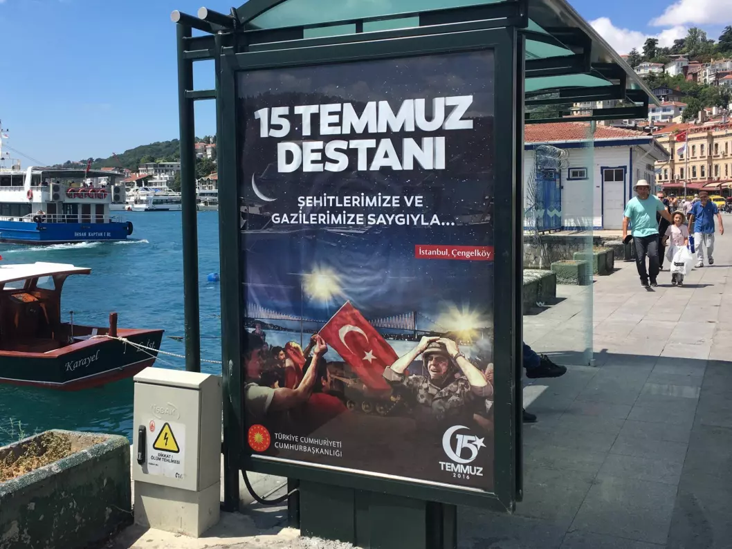 SAGAEN OM 15. JULI lyder tittelen. Plaket i Istanbul som reklamerer for markering av kuppforsøket. Bildet er tatt 11.07.17. Den gråtende soldaten på bildet er klippet fra et kjent pressefoto. To dager senere var plakaten byttet ut. Foto: Fredrik Drevon.