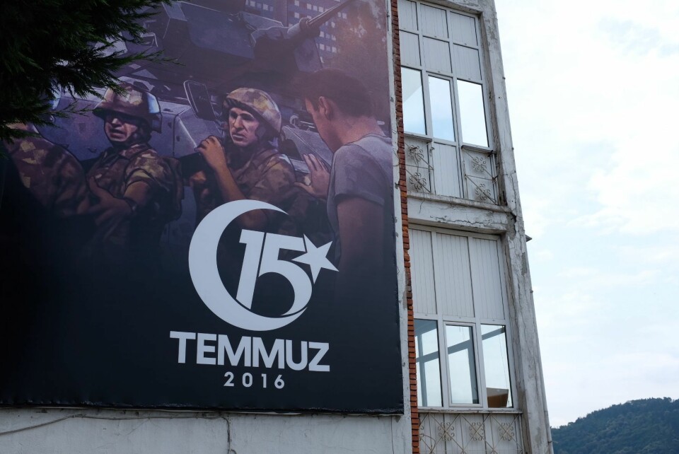 Boards og plakater med den offisielle versjonen om kuppforsøket henger overalt i Istanbul. Foto: Fredrik Drevon.