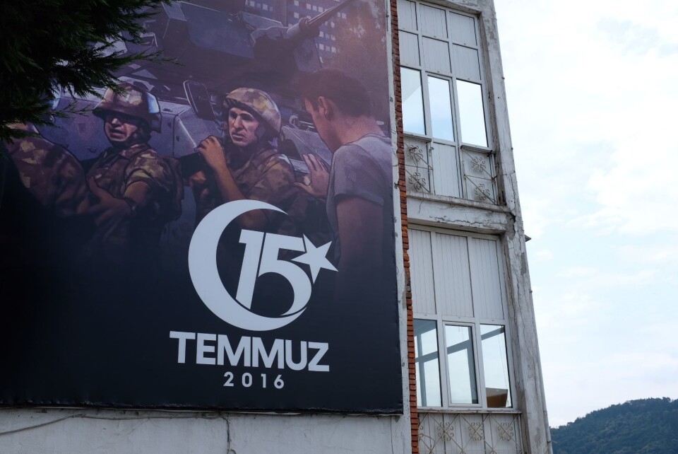 Boards og plakater med den offisielle versjonen om kuppforsøket henger overalt i Istanbul. Foto: Fredrik Drevon. Boards og plakater med den offisielle versjonen om kuppforsøket henger overalt i Istanbul. Foto: Fredrik Drevon.