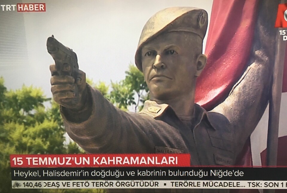 En av mange statuer av Omer Halisdemir som er reist i over 20 tyrkiske byer. Skjermbilde TRT.