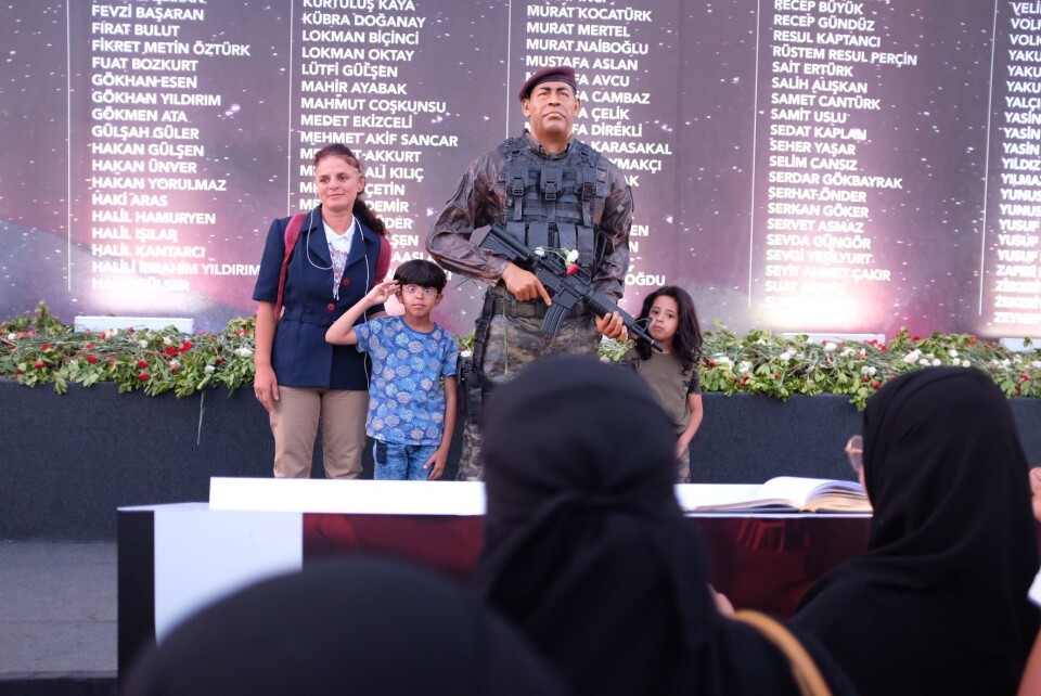 Statue av den store tyrkiske helten og avdøde spesialsoldaten Omer Halisdemir på Taksim i Istanbul. Foto: Fredrik Drevon. Statue av den store tyrkiske helten og avdøde spesialsoldaten Omer Halisdemir på Taksim i Istanbul. Foto: Fredrik Drevon.