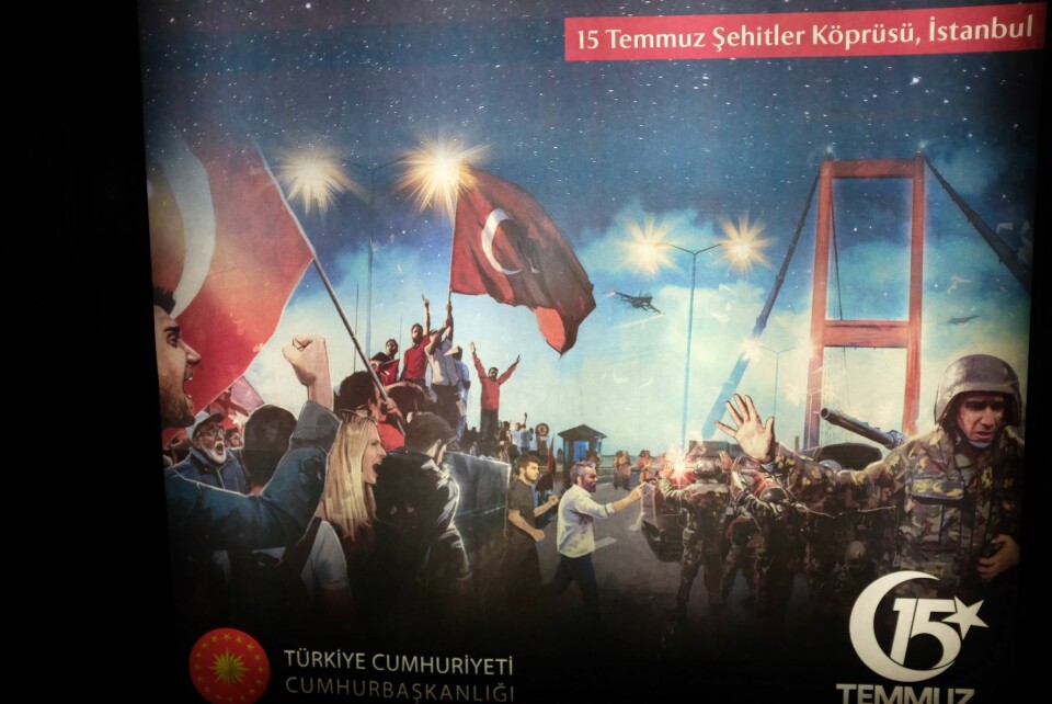 Plakater som promoterer den offisielle versjonen av 15. juli henger svært mange steder i Istanbul. Foto: Fredrik Drevon.