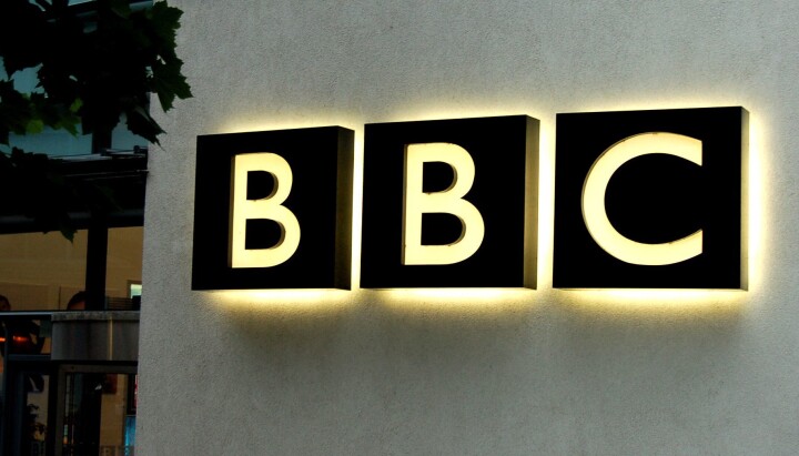 BBC-logo på et av kontorene i Storbritannia.